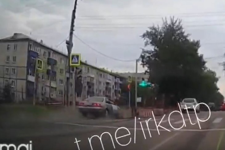 Момент аварии. Скриншот видео из группы «ДТП 38RUS Иркутск» ВКонтакте