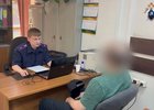 Следователь и задержанный злоумышленник. Фото пресс-службы СУ СК России по Иркутской области