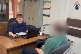 Следователь и задержанный злоумышленник. Фото пресс-службы СУ СК России по Иркутской области