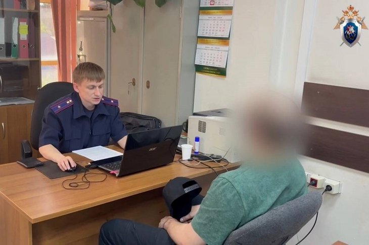 Следователь и задержанный злоумышленник. Фото пресс-службы СУ СК России по Иркутской области