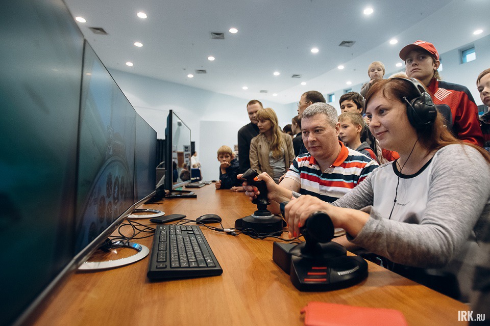 Почувствовать себя пилотом можно было на авиасимуляторе.