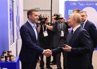 Александр Деев подарил Владимиру Путину баночку «Ягорешек». Фото Агентства стратегических инициатив
