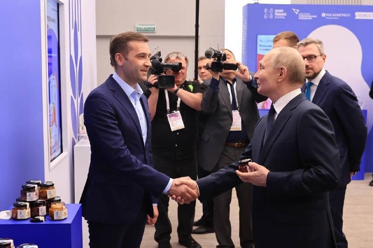 Александр Деев подарил Владимиру Путину баночку «Ягорешек». Фото Агентства стратегических инициатив