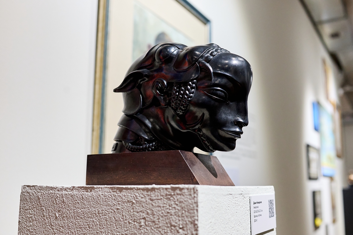 В своих работах автор обращается к якутской мифологии, исследуя связь человека и природы.