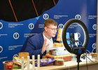 Блогер во время трансляции. Фото Торгово-промышленной палате Восточной Сибири