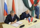 Подписание соглашения. Фото пресс-службы мэрии АГО