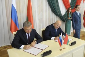 Подписание соглашения. Фото пресс-службы мэрии АГО