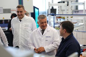 Денис Смирнов и Игорь Кобзев. Фото пресс-службы правительства региона