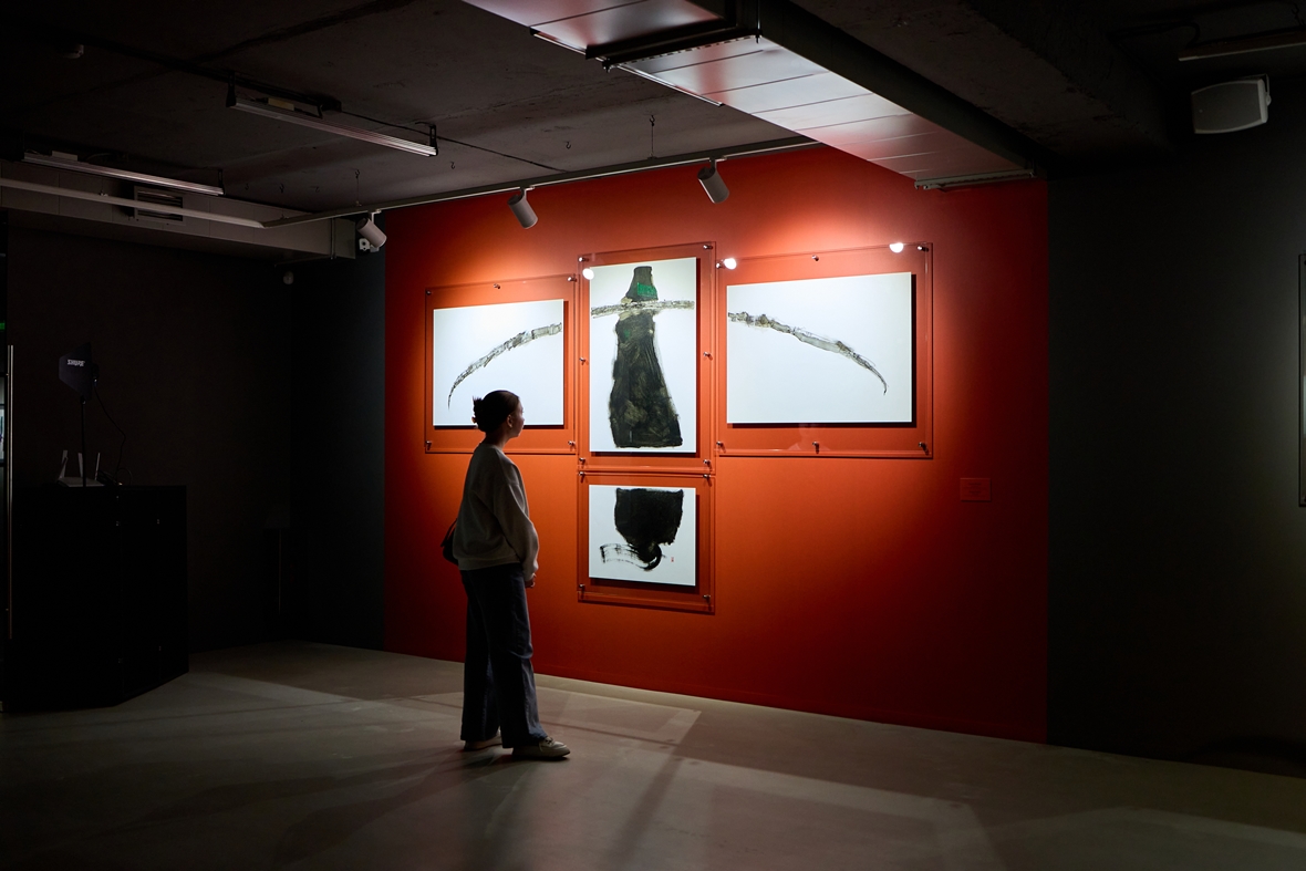 Вторая выставка — работы молодого иркутского художника-графика Сергея Жгилёва.