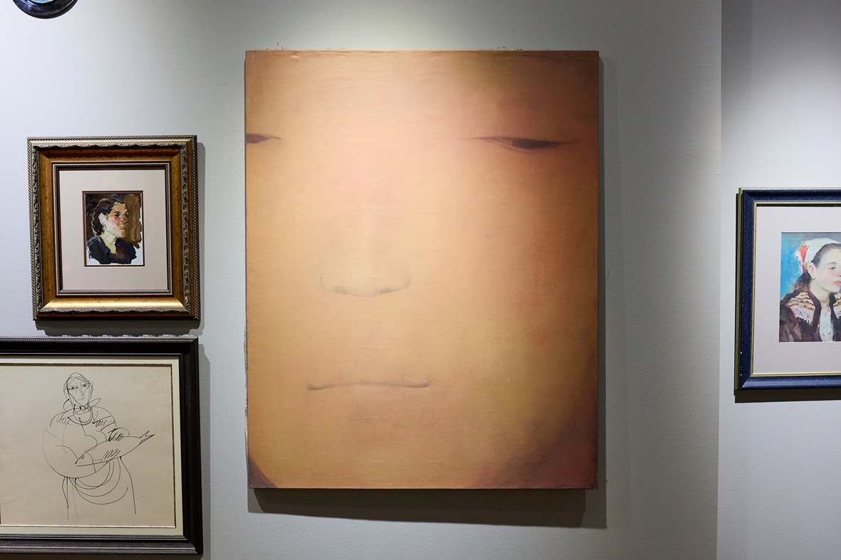 Чаще всего его произведения — это монохромная графика: именно через неё он передаёт свои идеи и личную философию.