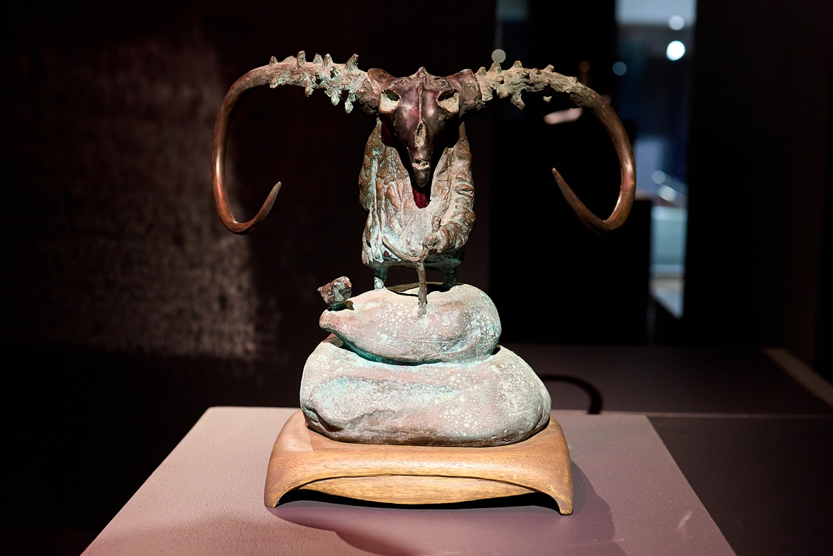 Художник по-своему интерпретирует сказания о духах, связанных с местами и явлениями.