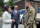 Передача ключей от автомобилей. Фото пресс-службы правительства Иркутской области