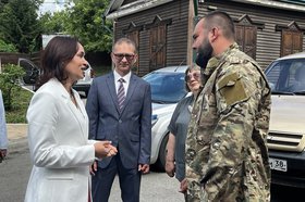 Передача ключей от автомобилей. Фото пресс-службы правительства Иркутской области