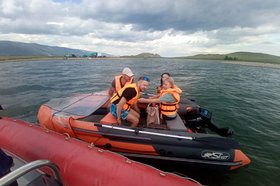 Туристы в лодке. Фото Байкальского поисково-спасательного отряда МЧС РФ