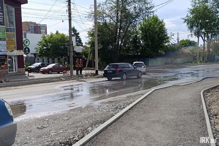 Коммунальная авария на 2-й Железнодорожной. Фото IRK.ru