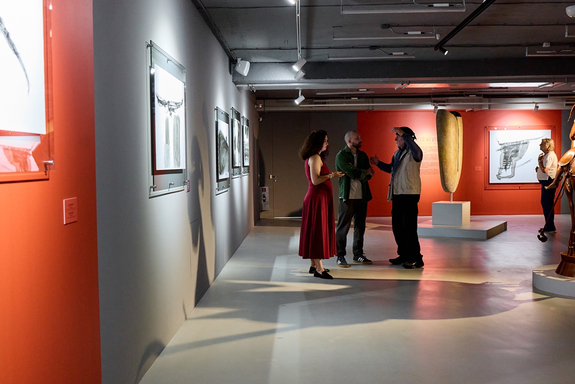 Увидеть новые выставки на трёх этажах галереи можно до 12 октября 2025 года. Галерея работает ежедневно с 11:00 до 21:00.