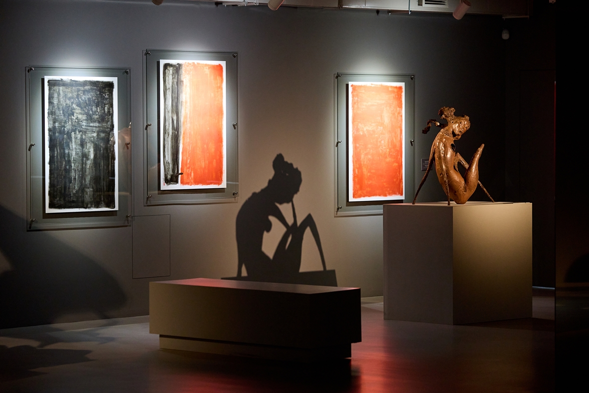 Художник работает на стыке абстракции и символизма, использует гуашь, мелованную бумагу и карандаши.