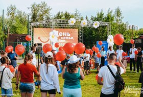 Мероприятие ко Дню семьи, любви и верности у Дома молодёжи