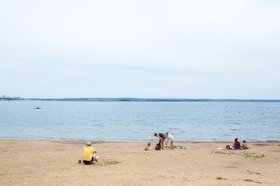 Иркутяне отдыхают на пляже. Фото IRK.ru