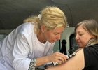 Осмотр у врача. Фото пресс-службы правительства Иркутской области