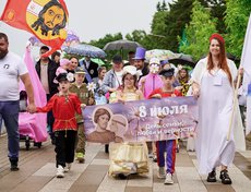 В Иркутске 8 июля прошёл костюмированный парад в честь Дня семьи, любви и верности.