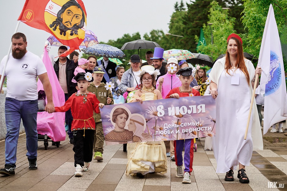 В Иркутске 8 июля прошёл костюмированный парад в честь Дня семьи, любви и верности.