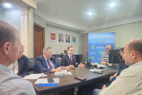 Рабочая встреча Максима Лобанова и Леонида Фролова. Фото пресс-службы администрации Иркутского района