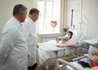 Михаил Мурашко и Игорь Кобзев навестили пострадавших. Фото пресс-службы правительства Иркутской области