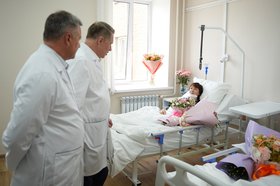 Михаил Мурашко и Игорь Кобзев навестили пострадавших. Фото пресс-службы правительства Иркутской области