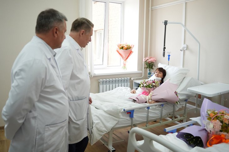 Михаил Мурашко и Игорь Кобзев навестили пострадавших. Фото пресс-службы правительства Иркутской области
