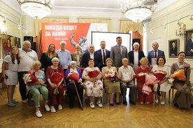 Награждение супружеских пар. Фото пресс-службы администрации Иркутска