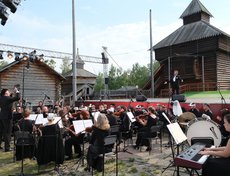 Фестиваль русской оперы в «Тальцах» открылся гала-концертом под открытым небом.