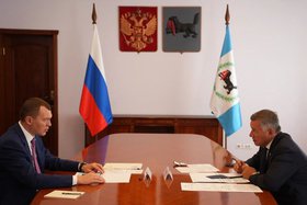 Встреча министра спорта РФ Михаила Дегтярева и губернатора Иркутской области Игоря Кобзева. Фото пресс-службы правительства региона
