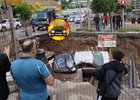 Машина, упавшая в котлован. Фото из телеграм-канала «ДТП38RUS»
