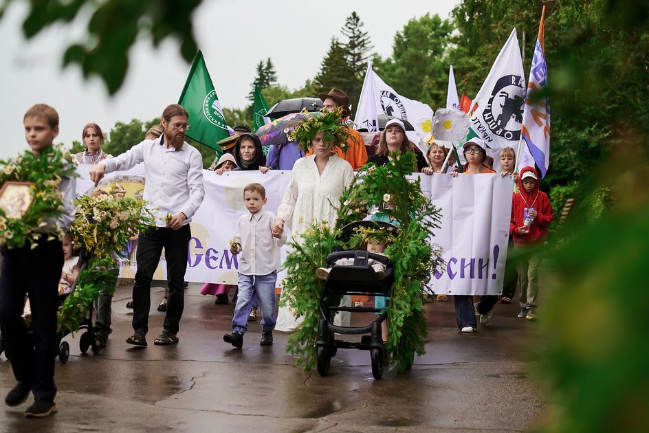 Наш праздник влюблённых: в Иркутске День семьи, любви и верности отметили парадом семей