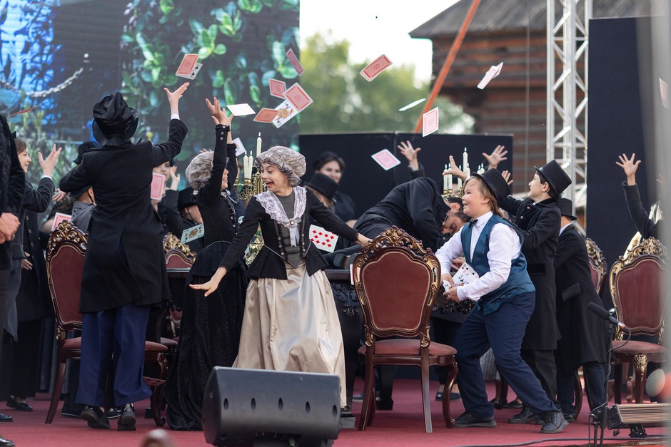 5 и 6 июля был представлен оперный спектакль «Пиковая дама» Петра Ильича Чайковского в постановке народного артиста России Дмитрия Бертмана.