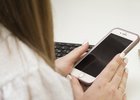 Девушка с телефоном. Фото Маргариты Романовой, IRK.ru