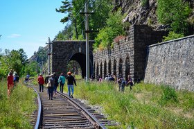 Туристы на экскурсии по КБЖД. Фото Ильи Татарникова из архива IRK.ru