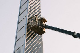 Ремонт стелы. Фото из телеграм-канала Руслана Болотова