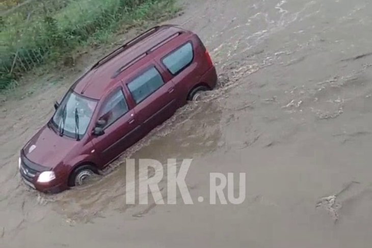 Подтопленная дождем улица. Скриншот видео IRK.ru