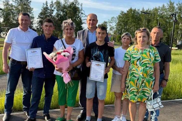 Встреча Владислава Кубика и его семьи с мэром Братска. Фото из телеграм-канала Александра Дубровина