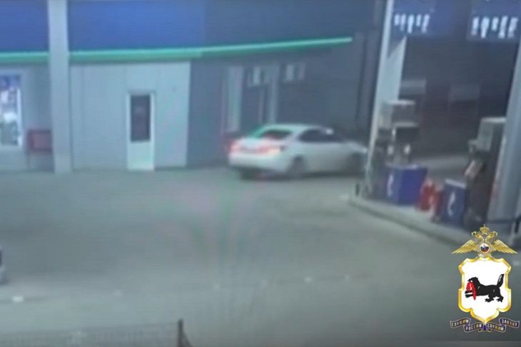 Автомобиль, водитель которого пытался скрыться от полиции. Скриншот видео пресс-службы ГУ МВД России по Иркутской области
