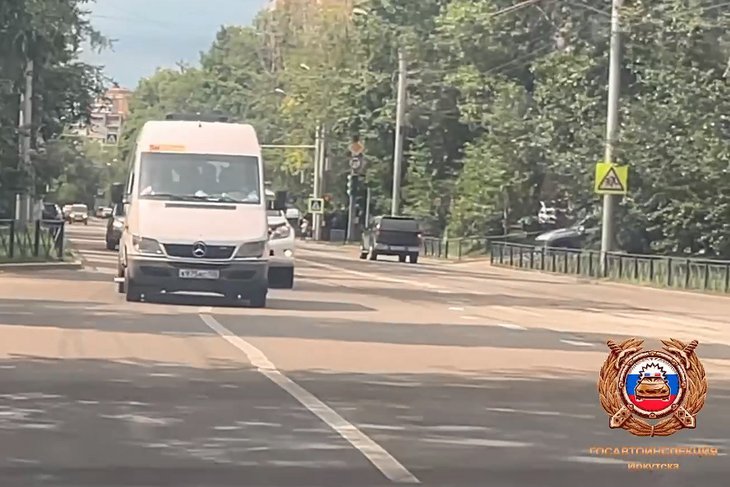 Маршрутка. Скриншот видео Госавтоинспекции Иркутска