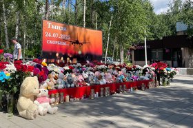 Стихийный мемориал в Тынде. Фото из телеграм-канала губернатора Амурской области