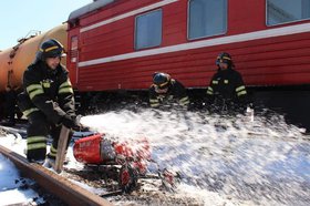 Пожарные. Фото из телеграм-канала Восточно-Сибирской железной дороги