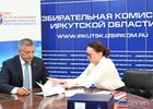 Игорь Кобзев подал документы на регистрацию. Фото пресс-службы избирательной комиссии Иркутской области