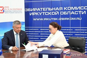Игорь Кобзев подал документы на регистрацию. Фото пресс-службы избирательной комиссии Иркутской области