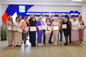 Вручение сертификатов. Фото IRK.ru