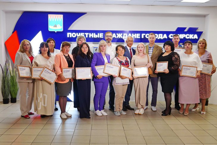 Вручение сертификатов. Фото IRK.ru
