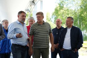 Анатолий Серышев и Игорь Кобзев ознакомились с ходом работ в Байкальске. Фото пресс-службы правительства Иркутской области